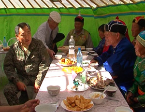 Глава Тувы с ветеранами Бай-Тайги.jpg